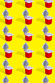Ein sich wiederholendes Muster aus roten Erdbeerjoghurtbechern, jeder mit geöffnetem Foliendeckel, ordentlich angeordnet auf einem hellgelben Hintergrund