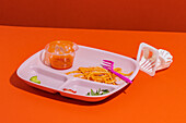 Von oben Reste von appetitlichen Spaghetti mit Gabel Tomatensauce Schüssel Scheiben von Gurken und Erdbeeren serviert zum Mittagessen mit leeren Gelee Tasse
