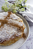 Appetitliche Bastilla mit aromatischen Gewürzen auf dem Tisch in der Nähe eines Blumenzweigs während des Ramadan-Festes