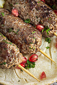 Traditionelles hausgemachtes Kafta oder Kofta Kebab aus Rind- und Lammfleisch mit Tomatensauce und Joghurt. Traditionelles arabisches und türkisches Essen. Halal-Essen