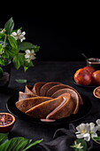 Dessert aus Sanguine in Spiralform dekorativ auf dem Tisch