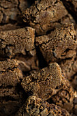 Hintergrund mit frisch gebackenen, strukturierten Schokoladenkeksen