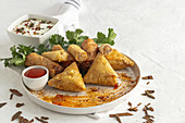 Traditionelles hausgemachtes Sortiment marokkanischer Snacks auf weißem Hintergrund. Typisch arabisches Essen. Halal-Konzept