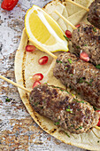 Traditionelles hausgemachtes Kafta oder Kofta Kebab aus Rind- und Lammfleisch mit Tomatensauce und Joghurt. Traditionelles arabisches und türkisches Essen. Halal-Essen