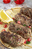 Traditionelles hausgemachtes Kafta oder Kofta Kebab aus Rind- und Lammfleisch mit Tomatensauce und Joghurt. Traditionelles arabisches und türkisches Essen. Halal-Essen