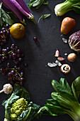 Lebensmittelkonzept, Flachbildschirm mit frischem Obst und Gemüse auf dunklem Hintergrund