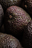 Von oben Vollbild von ganzen reifen braunen Avocados, die als Hintergrund zusammengesetzt sind