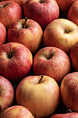 Von oben Vollbild Hintergrund von köstlichen frischen roten Äpfeln zusammen in Reihen komponiert