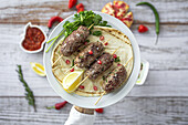 Traditionelles hausgemachtes Kafta oder Kofta Kebab aus Rind- und Lammfleisch mit Tomatensauce und Joghurt. Traditionelles arabisches und türkisches Essen. Halal-Essen