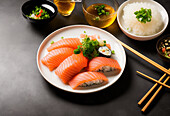 Sushi-Rollen mit Reis, serviert auf einem Teller mit Stäbchen auf einem Tisch mit Snack und Soße in Schüsseln