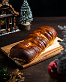 Draufsicht auf leckeres, frisch gebackenes Schinkenbrot auf einem Schneidebrett auf dem Tisch