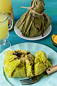 Von oben zubereitet von Juanes, typisches amazonisches Essen in Kochbananenblättern. Typisches Dschungelgericht mit Reis, Huhn und Dressings