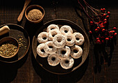 Draufsicht auf Christmas Wine Donuts auf einem Holztisch umgeben von Zutaten