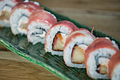 Stockfoto von köstlichen Sushi-Häppchen mit Lachs und Samen in einem japanischen Restaurant
