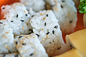Stockfoto einer leckeren Schachtel Sushi mit natürlichen Samen