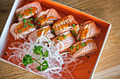 Stockfoto einer köstlichen Schachtel Sushi mit speziellen Saucen
