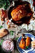 Von oben schönes Thanksgiving-Dinner mit gebratenem Huhn Pollo pibil auf Holztisch