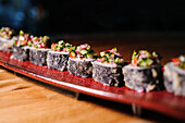 Stockfoto eines leckeren Tellers mit Sushi in einem japanischen Restaurant