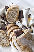 Von oben auf ein Stück köstliche Schokolade in einem appetitlichen, frisch gebackenen Baguette-Brot in der Küche