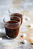 Heiße Schokolade mit Mini-Marshmallow im Glas auf Betonhintergrund