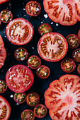 Von oben halbierte Tomaten auf dem Tisch