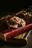 Selbstgemachte Schokoladenkekse auf einem alten Buch