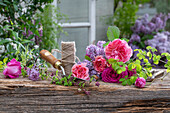 Blumenstrauss binden aus Flieder (Syringa Vulgaris), Rose (Rosa) 'Fräulein Maria', Rose Chippendale, Akebie (Akebia)