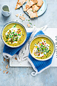 Erbsen-Brokkoli-Suppe mit Fladenbrot
