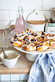 Yeast buns with berries and sugar icing