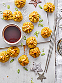 Crispy wontons with pork filling and dip