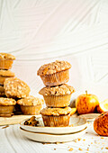 Apple and cinnamon muffins with crumble