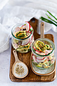 Maultaschensalat mit Fleischwurst und Radieschen im Glas