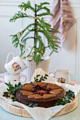 Schokoladenkuchen mit kandierten Früchten zu Weihnachten