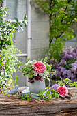 Blumenstrauss aus Rose 'Chippendale' (Rosa), Akebie, Waldmeister, Hirtentäschel, Flieder (Syringa)