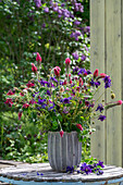 Strauss aus Inkarnat-Klee (Trifolium incarnatum), Akelei (Aquilegia Vulgaris), Beinwell, Bachnelkenwurz (Geum) auf Terrasse