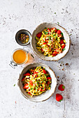 Süßer Salat aus Orangen-Mohn-Spätzle, Erdbeeren, Pistazien und Zitrus-Sirup (vegetarisch)