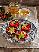 Schokoladentartelettes mit Erdbeeren, Himbeeren und Karambole