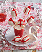 Weihnachtliche Geschenk-Cake-Pops mit Marzipan und Rum