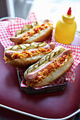 Hot Dogs mit Röstzwiebeln und Gurke