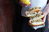 Hot Dogs mit Sauerkraut, Gurke und Röstzwiebeln