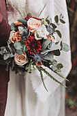 Brautstrauß mit Rosen, Gerbera und Eukalyptuszweigen