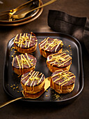 Haferflocken-Törtchen mit Erdnussbutter und Schokoladenglasur