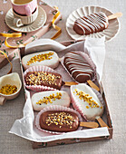 Kuchen-Lollies ohne Backen mit verschiedener Schokoladenglasur