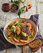 Roasted veal liver with apples and mustard sauce, served with wholemeal bread