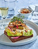 Smørrebrød with chicken, cucumber and fried onions