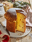 Panettone mit kandierten Früchten und Rosinen