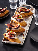 Baguette crostini with figs, bacon chutney and goat's cheese