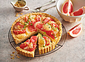 Grapefruit-Tarte mit Vanillecreme und Mandelblättchen