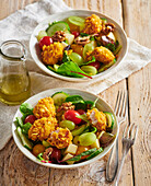 Gemischter Salat mit Hähnchen-Nuggets und Nüssen