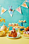 Oster-Teeparty mit Mini Eton Mess Cheesecakes und Gebäck